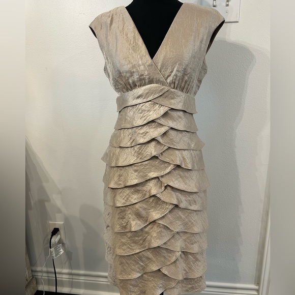 London Times Dresses & Skirts - London Times tiered sleeveless cocktail‎ dress in champagne color size 6